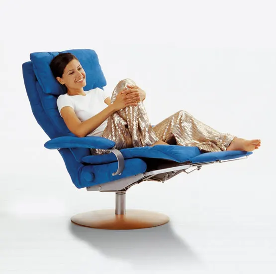 Eine Frau genießt absolute Entspannung im Fernsehsessel Luzern.